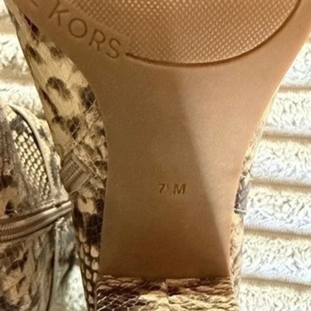 MICHAEL Michael Kors Finley Snakeskin-Print Ankle Booties. Size 7.5m